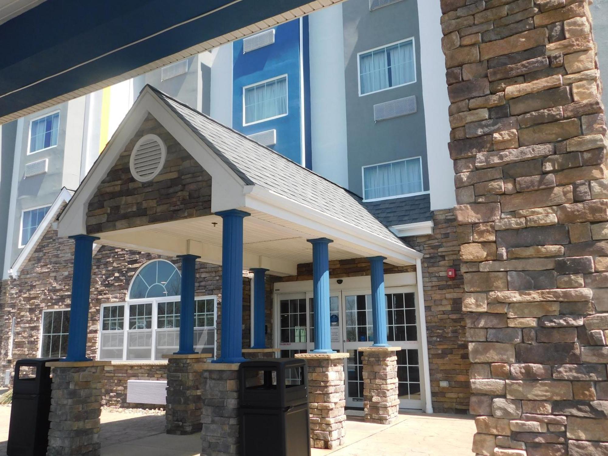 Microtel Inn & Suites By Wyndham Wheeling At The Highlands Triadelphia Exterior photo